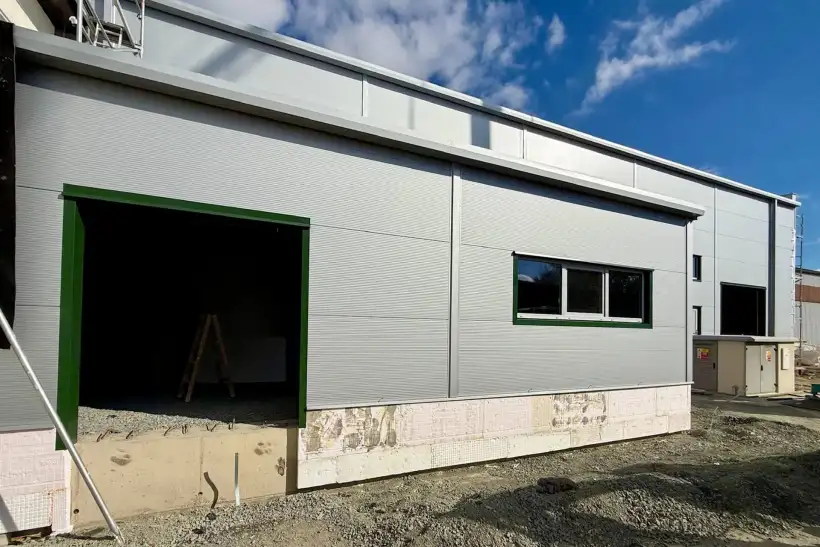 Technicplast-Tachov-výrobní-hala-přední-menší-hala