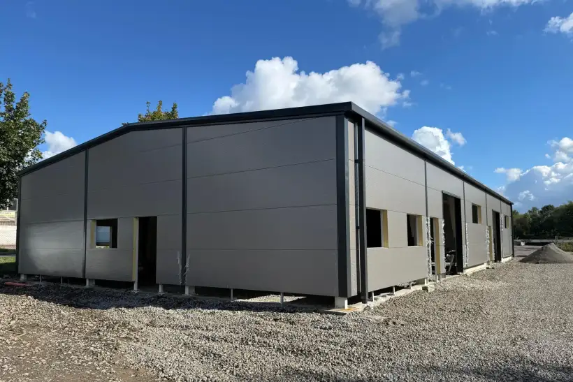 We have completed two prefabricated insulated halls in Třinec for Arokis Meliv