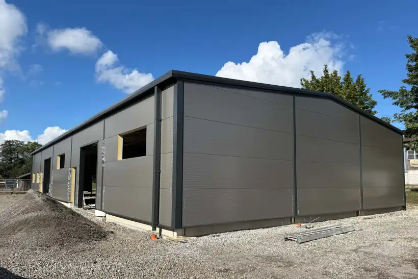 We have completed two prefabricated insulated halls in Třinec for Arokis Meliv