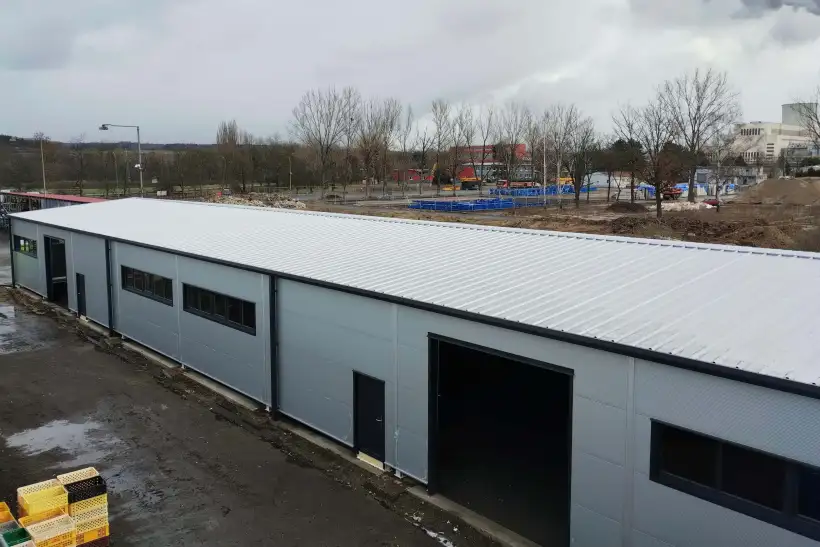 Odzovzdali sme skladovú halu v Horných Počaploch