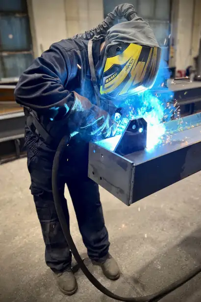Steel structures welder using method 135
