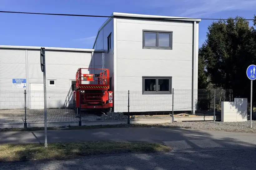 Dvoupodlažní-administrativní-přístavba-ve-Štěpánkovicích-přední-část