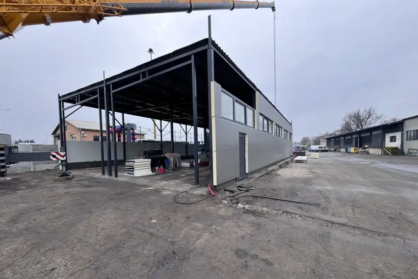 Opláštenie pôvodnej konštrukcie servisnej haly KLIMEX Přerov